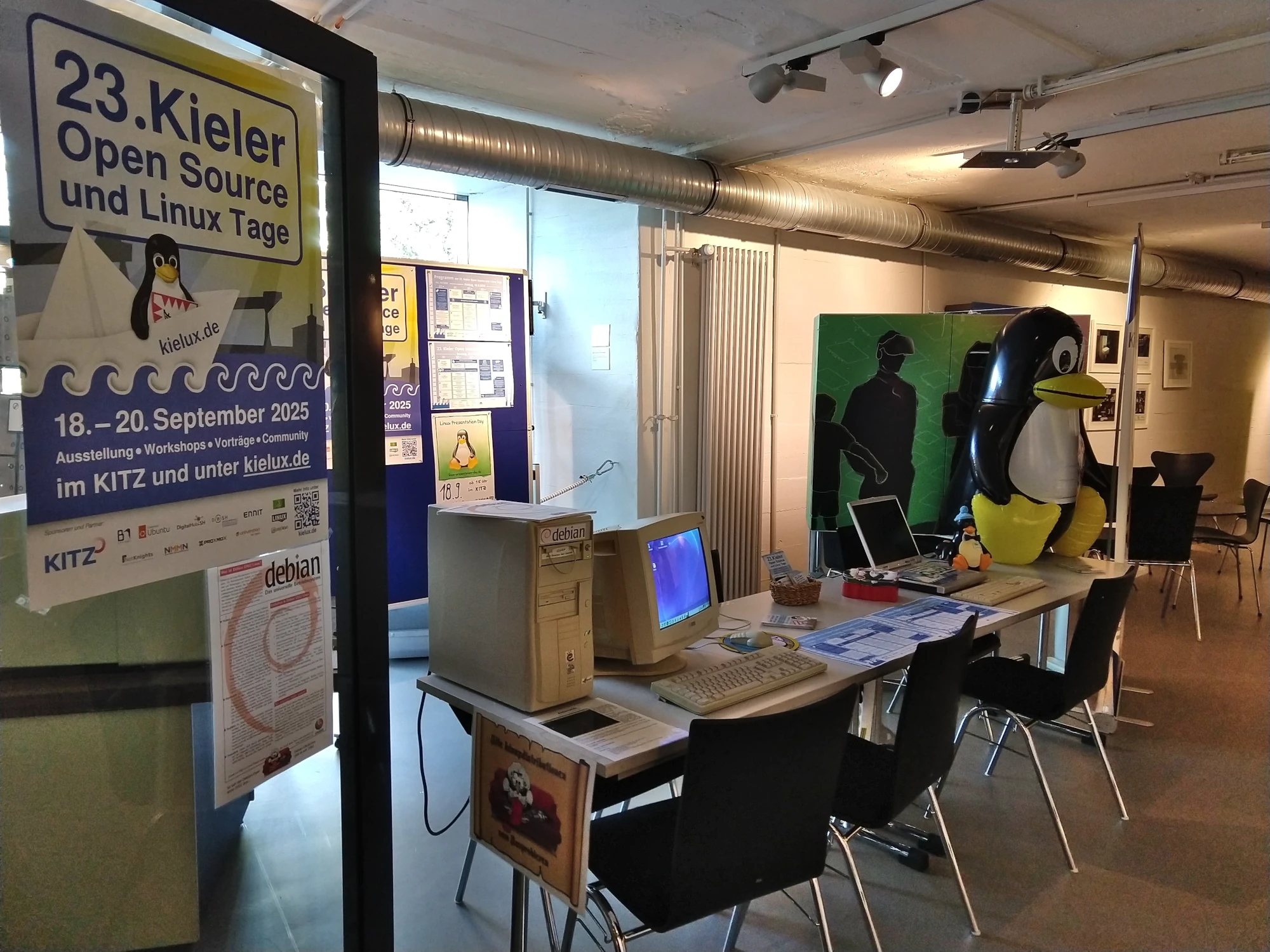 Der Kielux-Stand im Computermuseum der FH Kiel vor dem Beginn der Nacht der Museen (Foto: CC-By-SA Maren Hachmann)